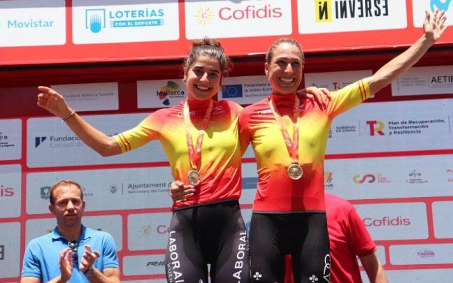 Idoia Eraso (i), ganadora sub-23, junto a Mavi Garc&iacute;a, vencedora absoluta, en el podio de campeonas de Espa&ntilde;a en ruta.