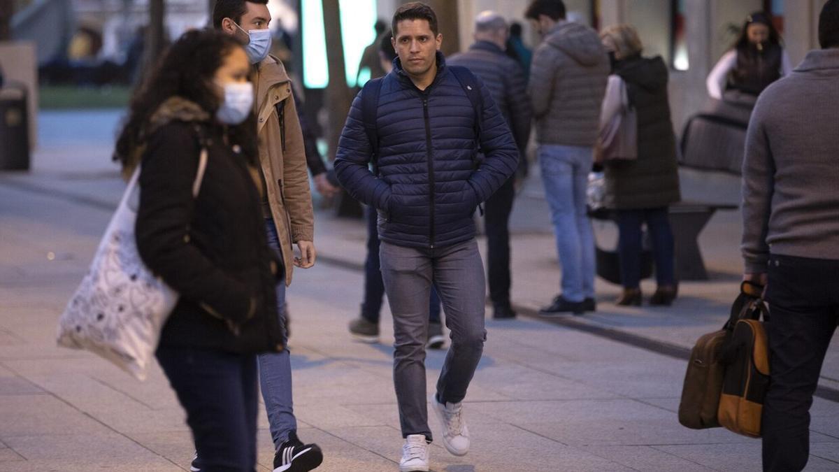 Imagen de archivo de personas caminando por Pamplona, algunas de ellas con mascarilla.