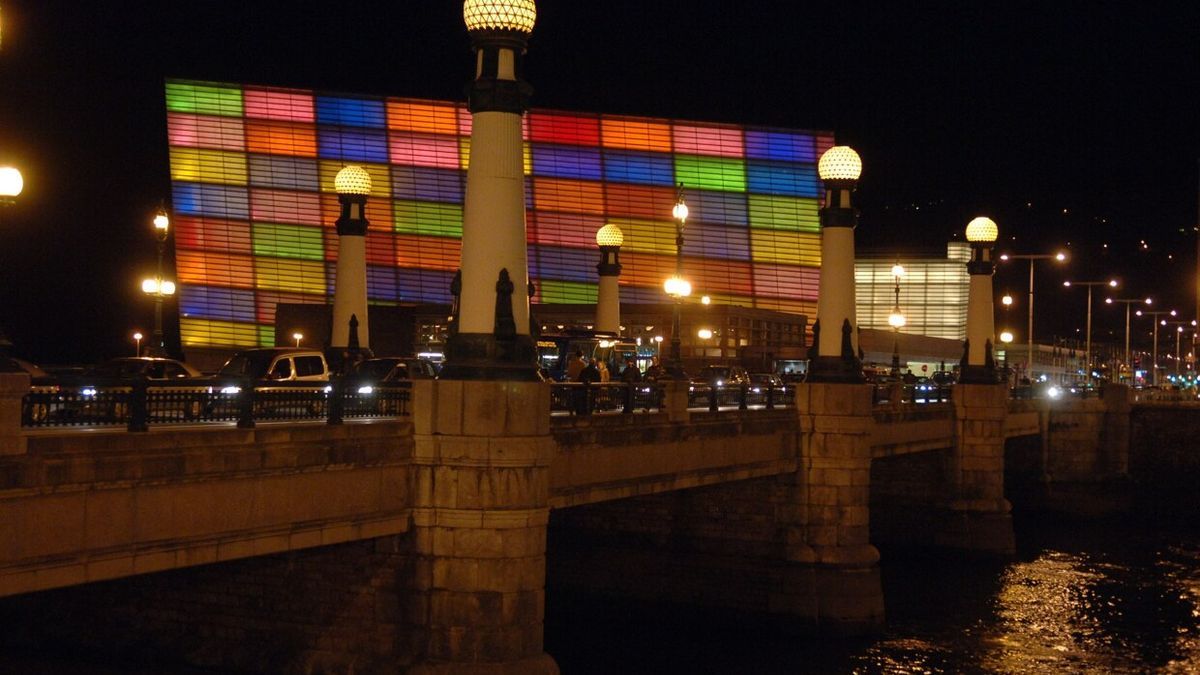El Kursaal, en una de sus primeras iluminaciones de Carnaval