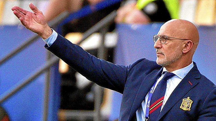 Luis de la Fuente da instrucciones durante un partido con la Selección Sub-21.