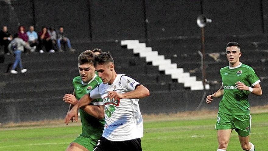 Telletxea conduce el balón durante el partido de ayer.