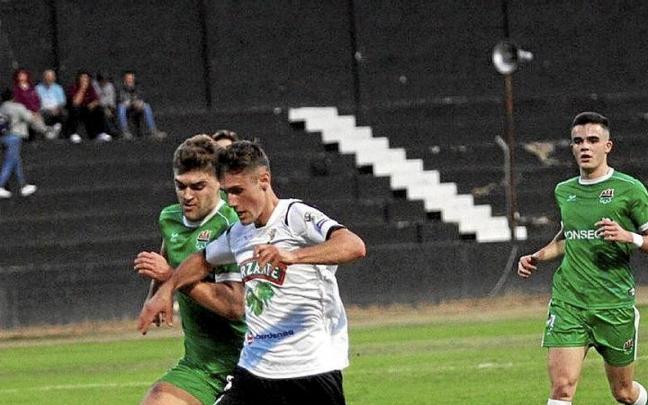 Telletxea conduce el balón durante el partido de ayer.