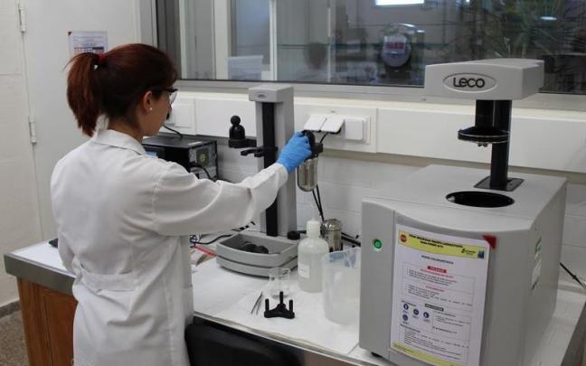 Imagen de archivo de una investigadora. Imagen de archivo de una investigadora.