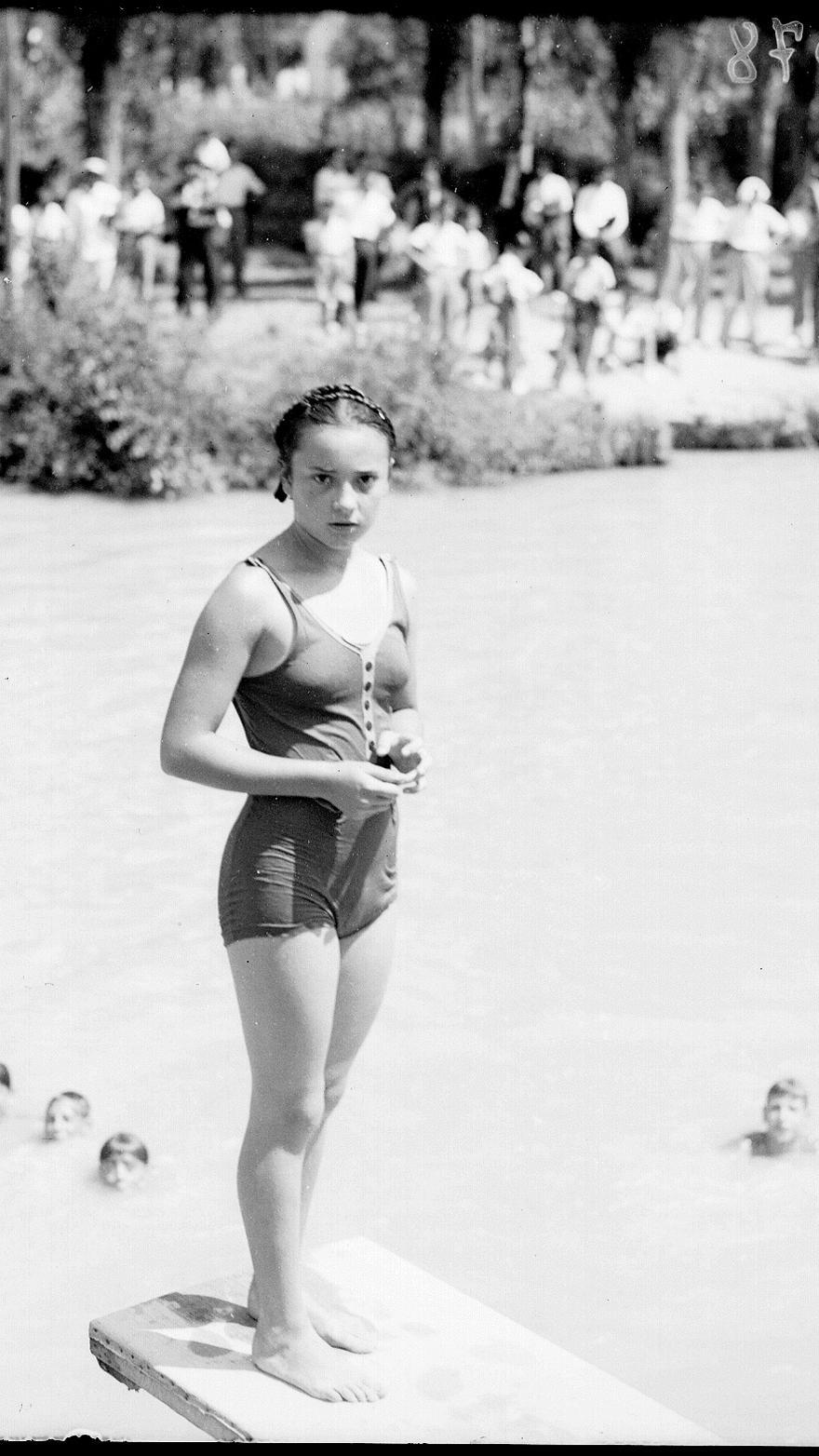 Candelaria Martínez de Ubago, subida al trampolín, a sus pies el Arga, Club Natación, Campeonatos, agosto 1935.