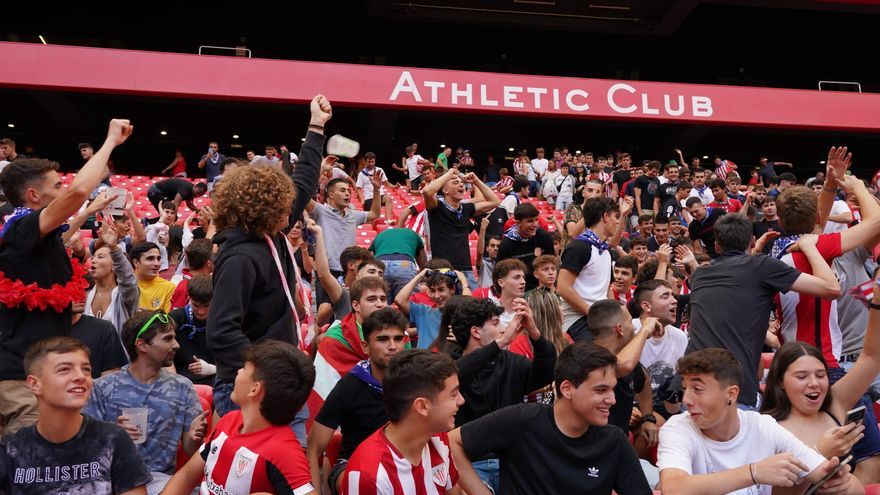 Numerosos aficionados del Athletic acuden a la presentación de Herrera