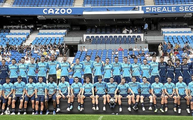 Fotografía de la plantilla de la Real, el día del primer entrenamiento del verano en Anoeta.