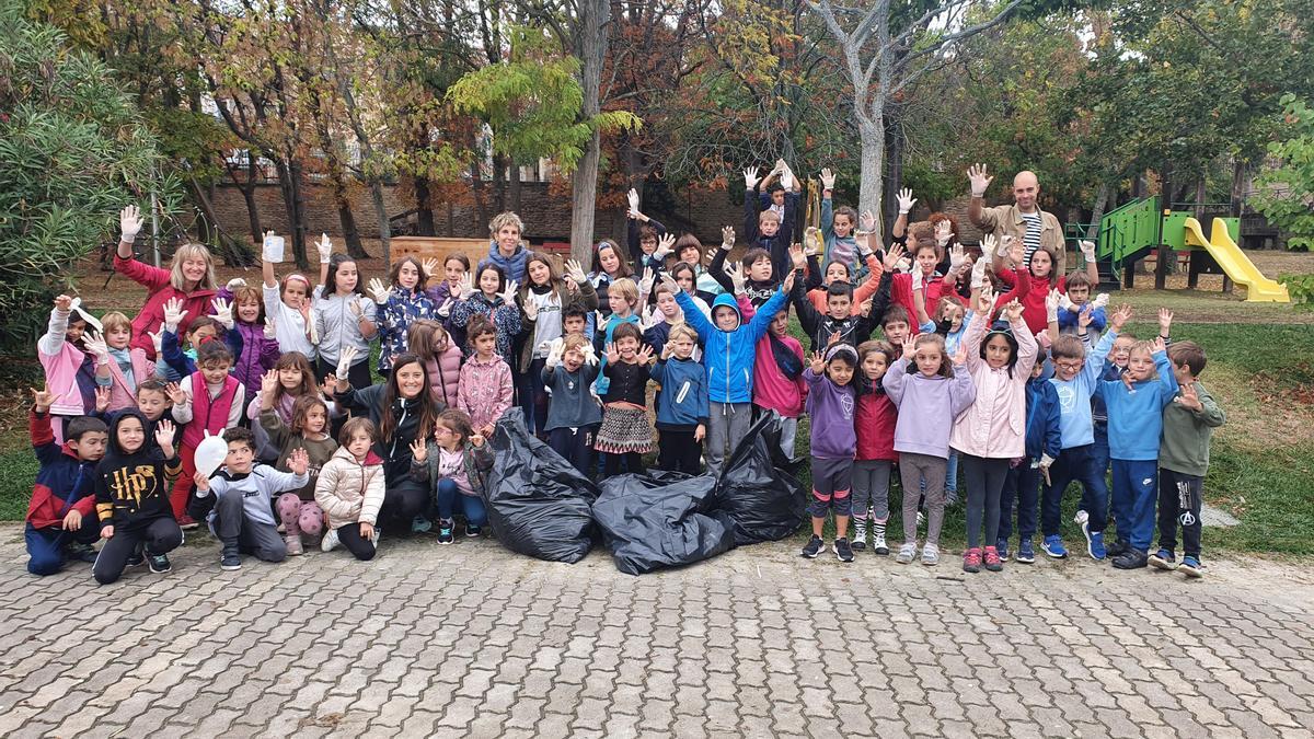 Escolares de Primaria de la ikastola posan hoy tras la recogida de residuos.