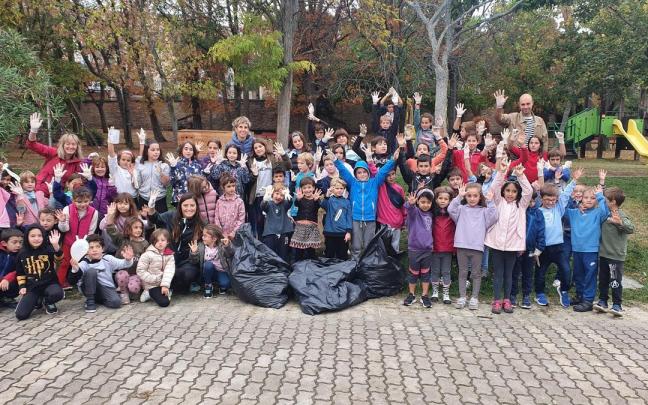 Escolares de Primaria de la ikastola posan hoy tras la recogida de residuos.