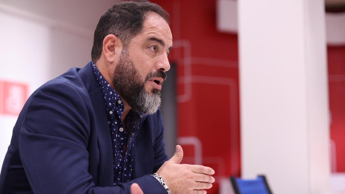 Ramón Alzórriz en la sede del PSN-PSOE en el Paseo Sarasate.