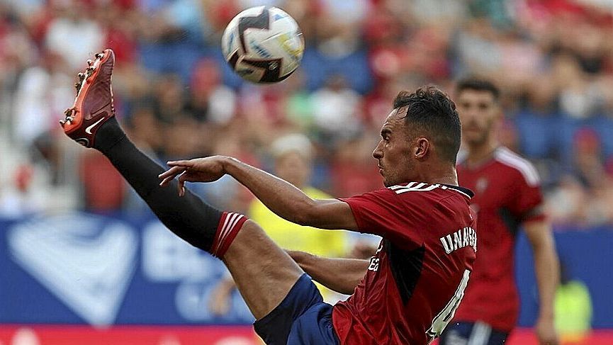 Unai García despeja el balón en el partido de Liga ante el Cádiz en El Sadar.