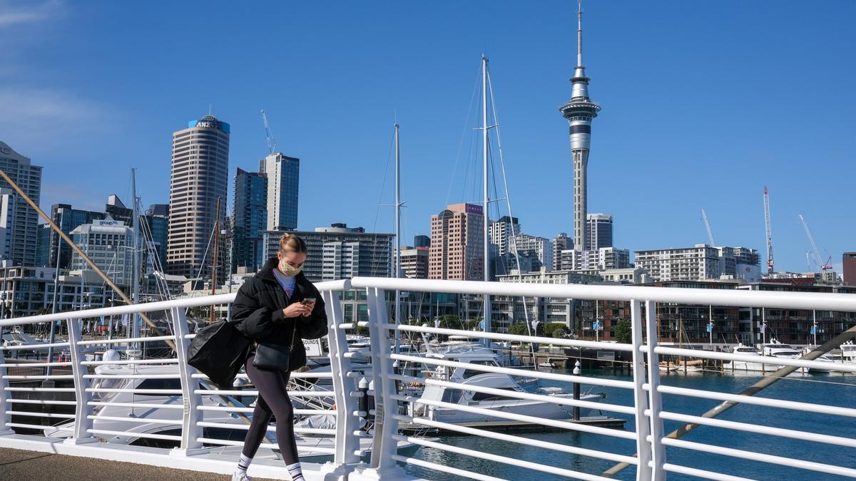 Una persona pasea por un puente en Auckland, Nueva Zelanda.