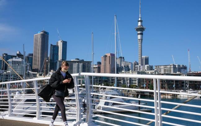 Una persona pasea por un puente en Auckland, Nueva Zelanda. Una persona pasea por un puente en Auckland, Nueva Zelanda.
