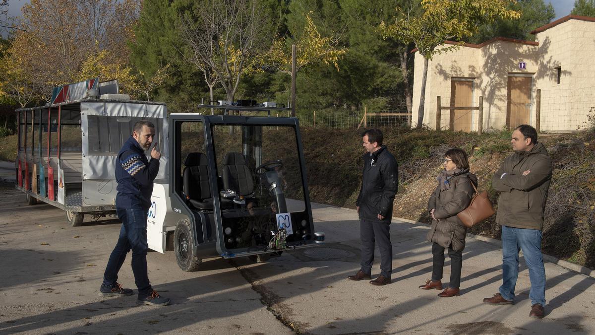 El consejero Irujo, la responsable de NAITEC y el gerente de Sendaviva escuchan las explicaciones sobre el transporte.