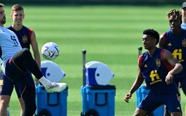 Unai Simón y Nico Williams, los dos jugadores del Athletic citados por España, junto a Dani Olmo y Alejandro Balde.