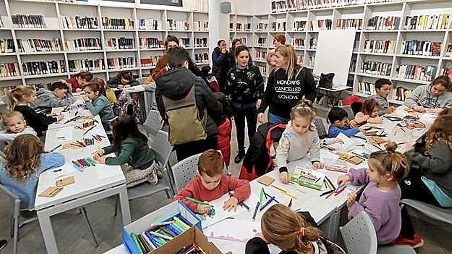 Los txikis pintando el dibujo de Olentzero.