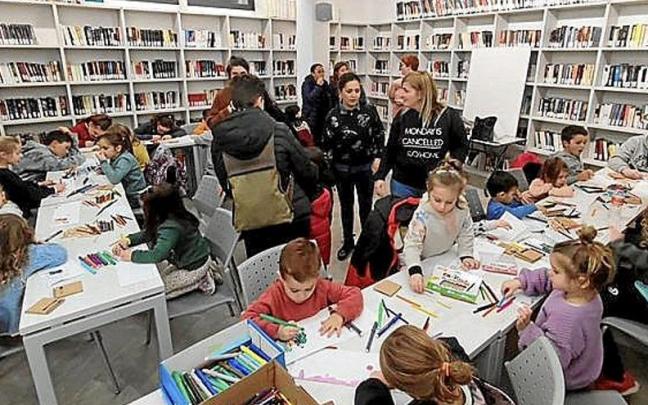 Los txikis pintando el dibujo de Olentzero.