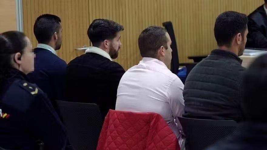 Los jóvenes sevillanos de La Manada, en el juicio en Iruñea.