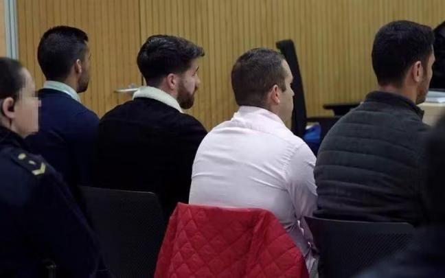 Los jóvenes sevillanos de La Manada, en el juicio en Iruñea.