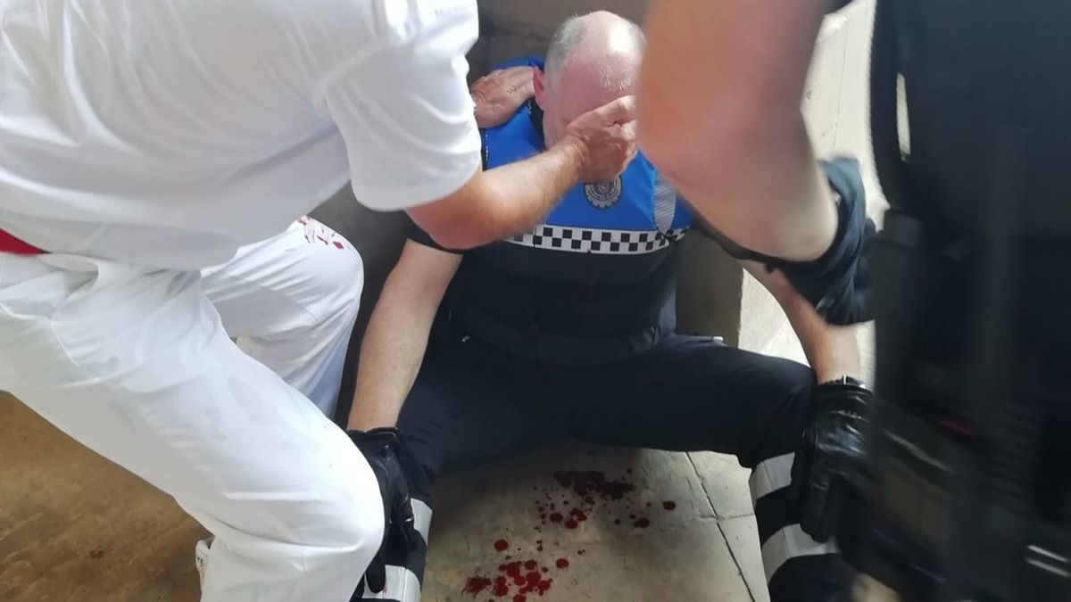Uno de los policías municipales heridos en Curia, sangrando en el suelo.