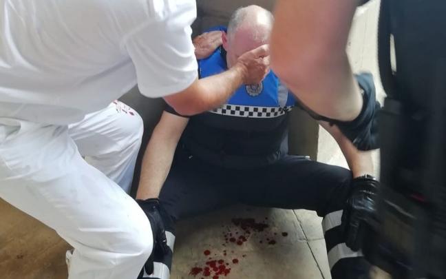 Uno de los polic&iacute;as municipales heridos en Curia, sangrando en el suelo.