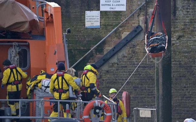 El operativo de rescate traslada el cuerpo de uno de los fallecidos.