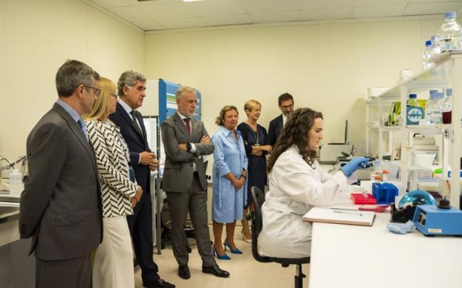 Urkullu visita la empresa biofarmac&eacute;utica Oncomatryx.