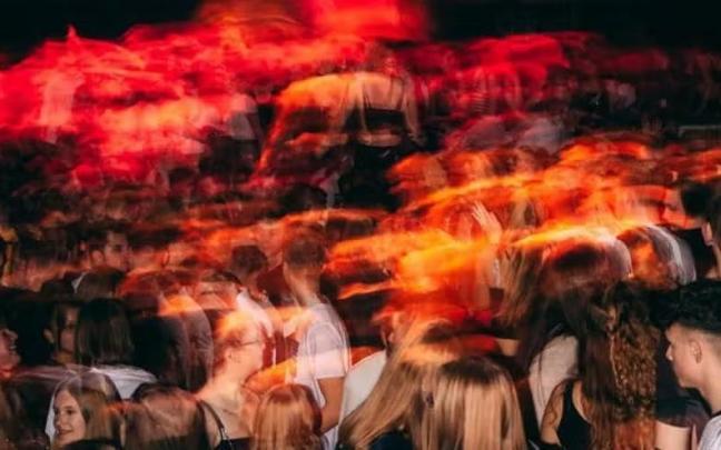 Las fiestas aúnan sustancias estupefacientes y sexo grupal. Las fiestas aúnan sustancias estupefacientes y sexo grupal.