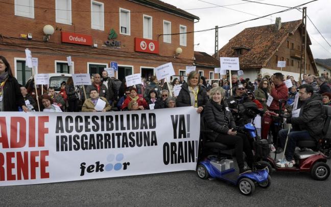 María Luisa Goikoetxea encabezando una manifestación por su causa en Orduña con el apoyo de Fekoor. María Luisa Goikoetxea encabezando una manifestación por su causa en Orduña con el apoyo de Fekoor.