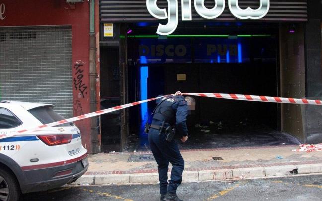 Exterior de la sala Glow tras el apu&ntilde;alamiento del pasado domingo