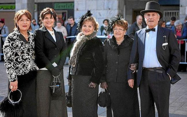 La jornada de hoy invita a salir con las mejores galas a pasearse por las calles de Azpeitia. | FOTO: N.G.