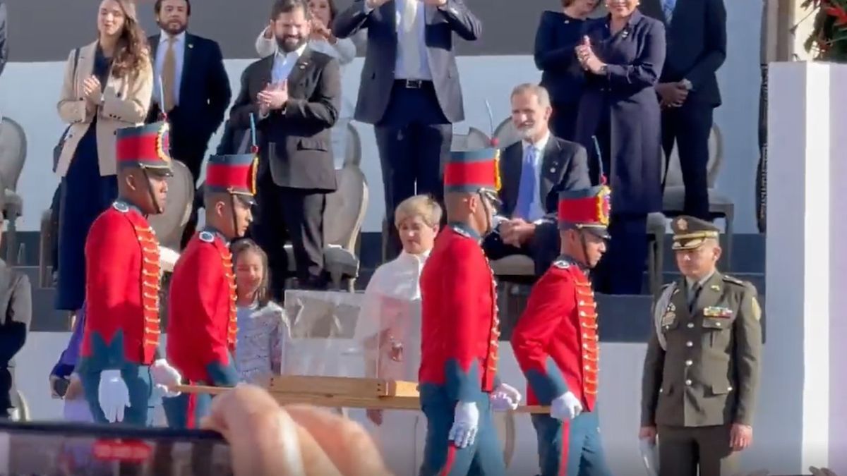 Felipe VI, sentado al paso de la espada de Bolívar