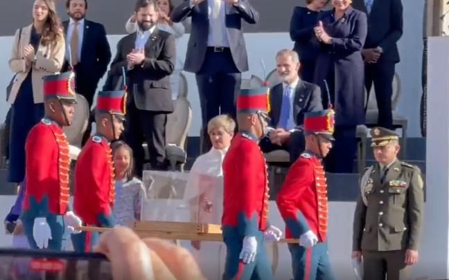 Felipe VI, sentado al paso de la espada de Bolívar Felipe VI, sentado al paso de la espada de Bolívar