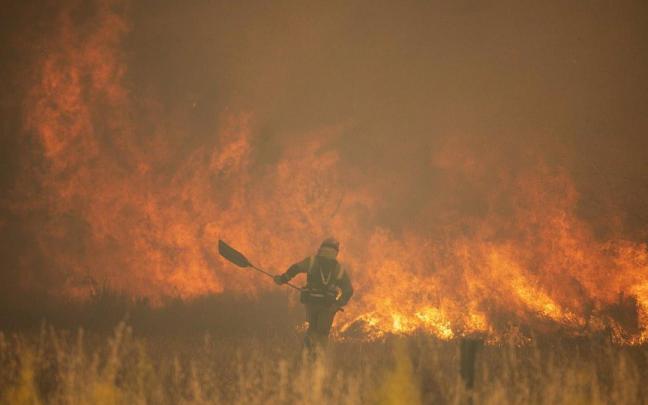 Un bombero interviniendo en la extinción del incendio de la Sierra de la Culebra, en Zamora