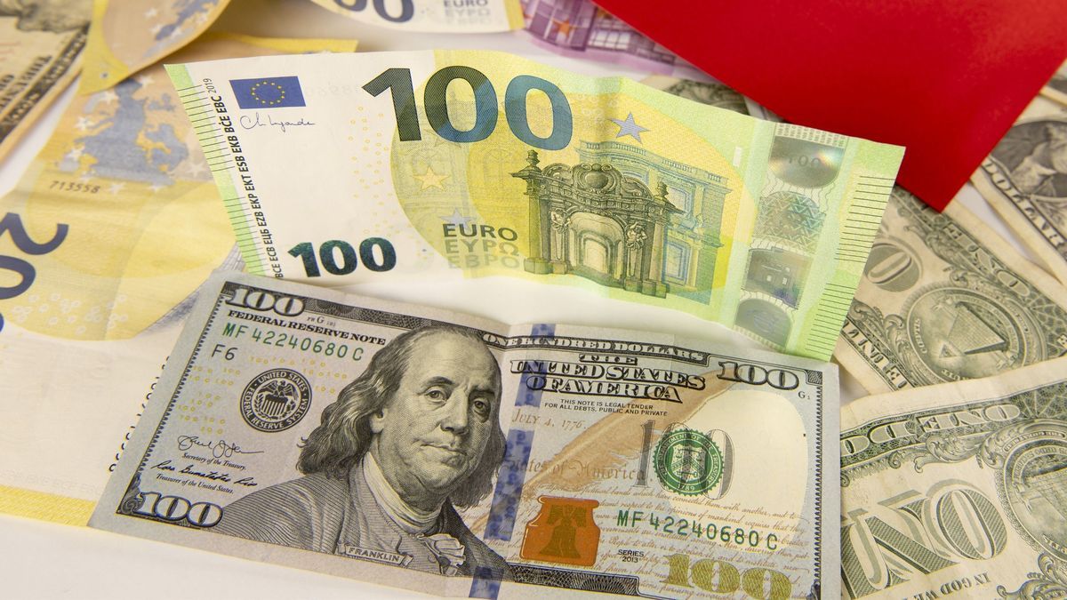 Billetes de dólar y de euro.