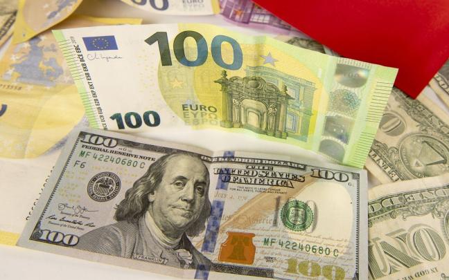 Billetes de dólar y de euro. Billetes de dólar y de euro.