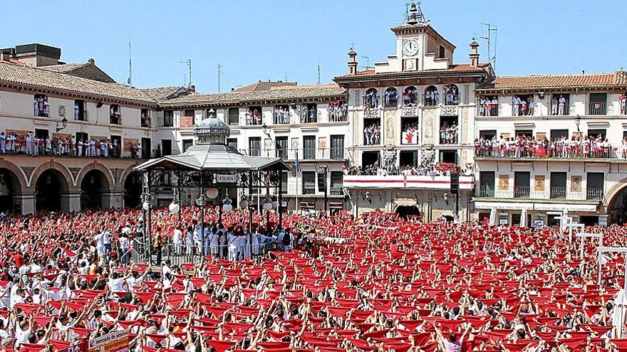 Vista panorámica de la plaza de Los Fueros el día del cohete con la Casa del Reloj al fondo, desde donde se lanza el cohete de forma ininterrumpida desde 1982.