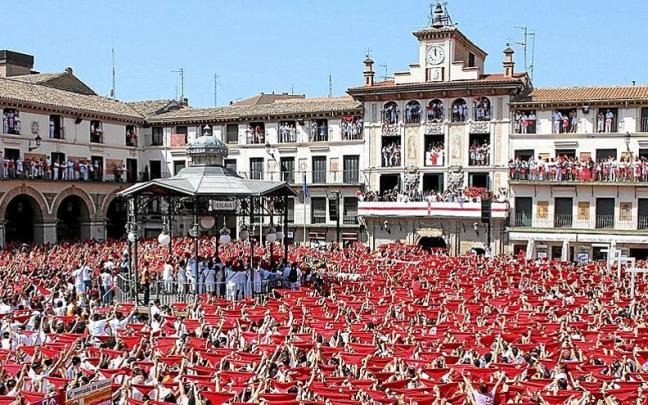 Vista panorámica de la plaza de Los Fueros el día del cohete con la Casa del Reloj al fondo, desde donde se lanza el cohete de forma ininterrumpida desde 1982.