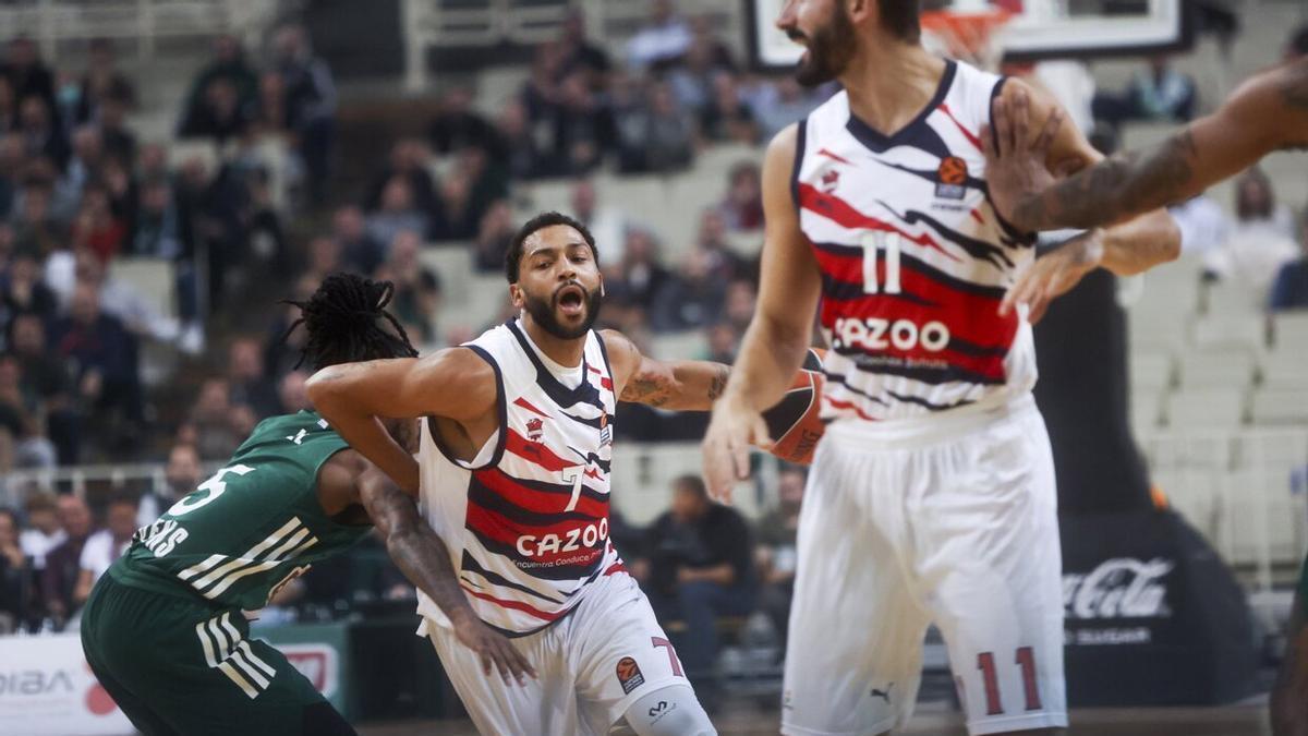 Henry trata de superar la defensa de Lee durante el encuentro de esta noche entre el Panathinaikos y el Cazoo Baskonia