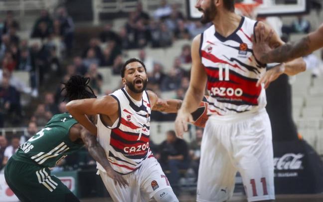 Henry trata de superar la defensa de Lee durante el encuentro de esta noche entre el Panathinaikos y el Cazoo Baskonia Henry trata de superar la defensa de Lee durante el encuentro de esta noche entre el Panathinaikos y el Cazoo Baskonia