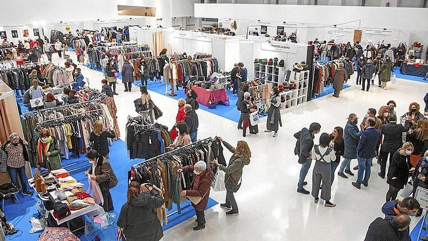 Compras en la feria de stocks de Gasteiz On en el Palacio Europa.