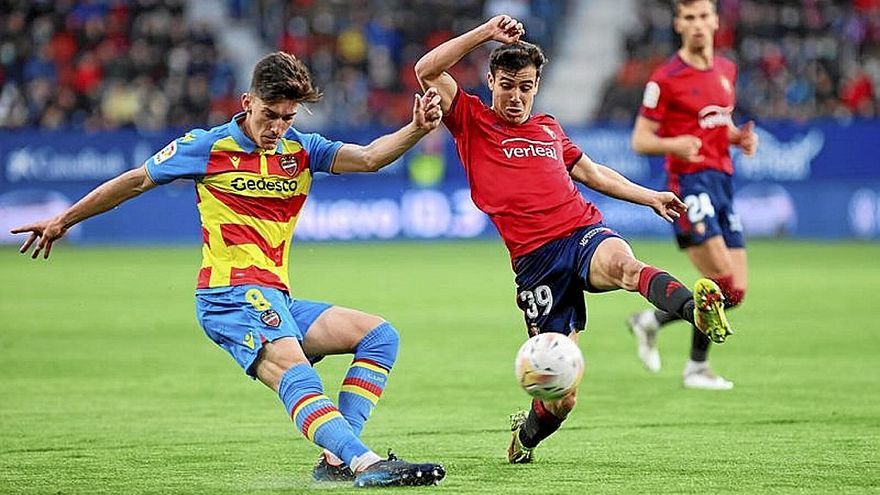 Manu Sánchez, presionando a Pepelu (Levante). | FOTO: OSKAR MONTERO