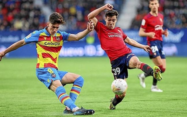 Manu S&aacute;nchez, presionando a Pepelu (Levante). | FOTO: OSKAR MONTERO