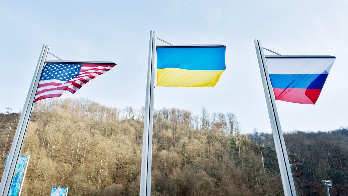 Banderas de Estados Unidos (izq.), Ucrania (c) y Rusia (der.).
