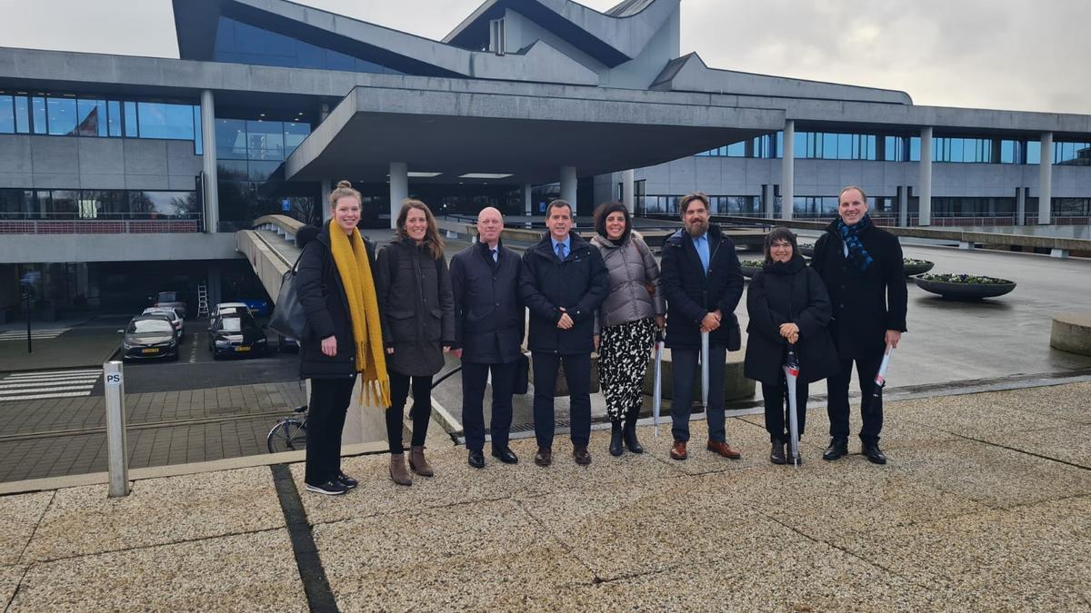 El consejero Irujo junto con la delegación navarra y representantes de Noord Brabant, durante su visita al EDIH de esa región.