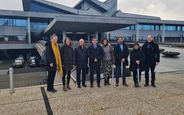 El consejero Irujo junto con la delegación navarra y representantes de Noord Brabant, durante su visita al EDIH de esa región. El consejero Irujo junto con la delegación navarra y representantes de Noord Brabant, durante su visita al EDIH de esa región.