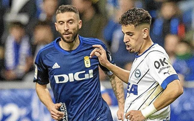 Abqar, que terminó expulsado por el VAR, maneja el balón durante el compromiso de ayer ante el Oviedo. | FOTO: ÁREA 11 Abqar, que terminó expulsado por el VAR, maneja el balón durante el compromiso de ayer ante el Oviedo. | FOTO: ÁREA 11