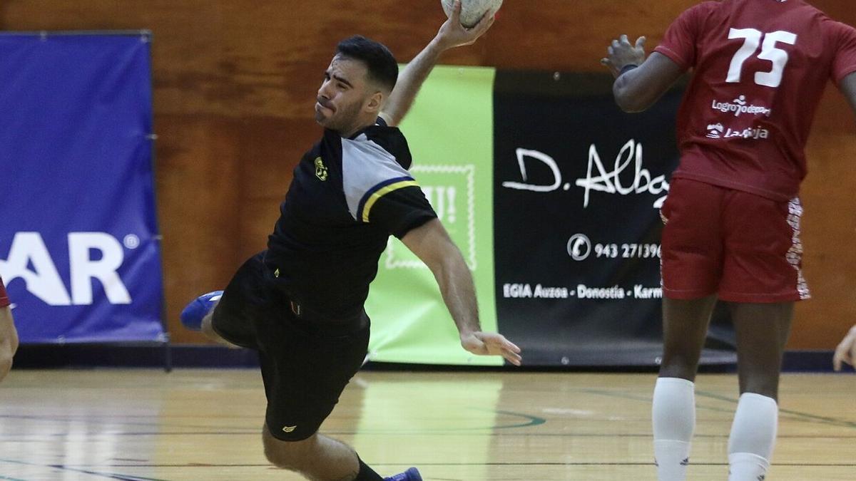 Ander Ugarte, en el Torneo Internacional de Egia, en un partido frente al Logroño La Rioja