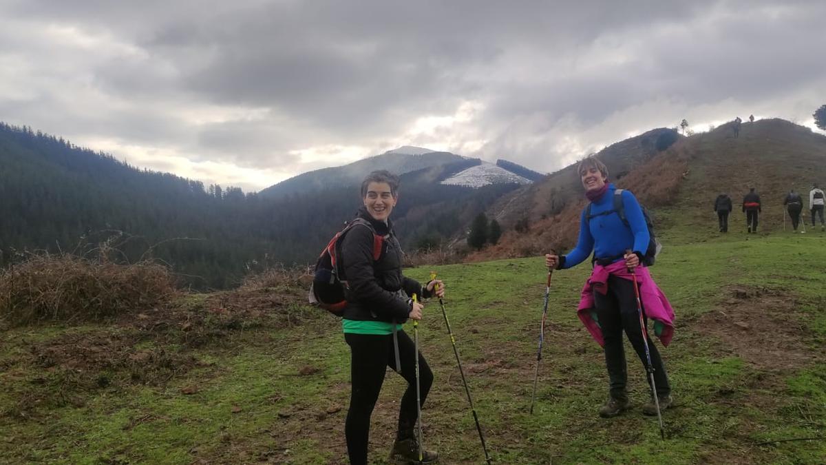 Aintzine y Maialen con el Eretza nevado detrás
