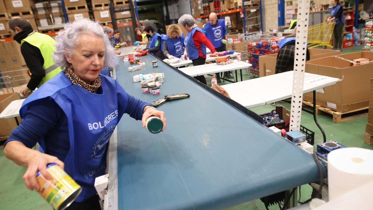 Voluntarios clasifican los productos en los locales del Banco de Alimentos ubicados en Basauri.