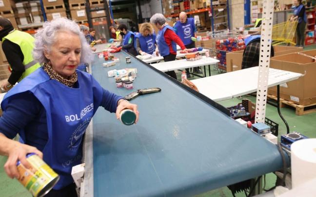 Voluntarios clasifican los productos en los locales del Banco de Alimentos ubicados en Basauri. Voluntarios clasifican los productos en los locales del Banco de Alimentos ubicados en Basauri.